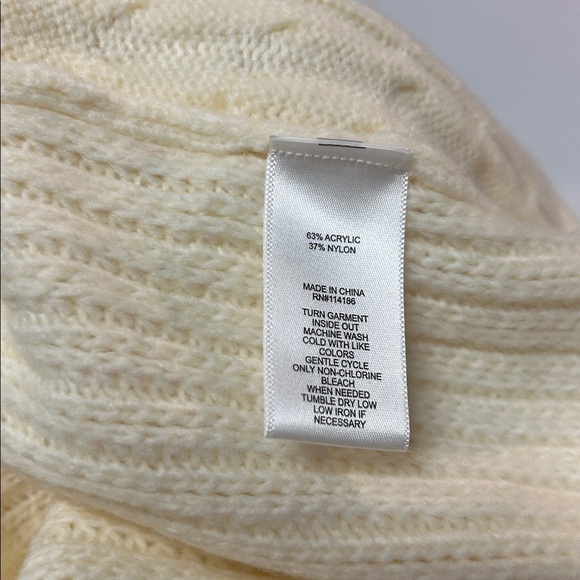 Cable Knit Cream Short Sleeve Sweater with Red Accents - Picture 5 of 5